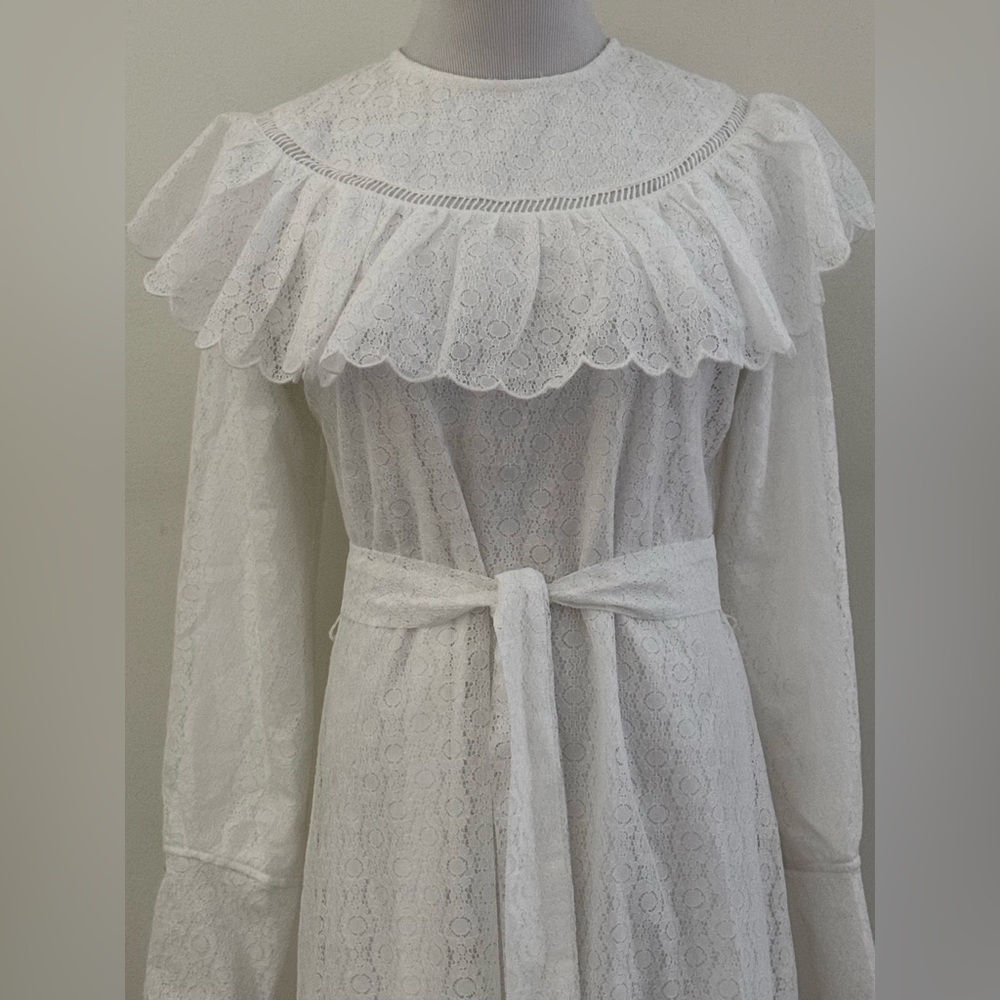 MALOU-FEMMES || Elegant White Ruffled Bib Lace Dress. Sz. EU 38 - US 6 - Picture 3 of 13